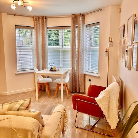 Modern 2 Bed Apartment With Free Parking And Netflix Dawley Exteriér fotografie