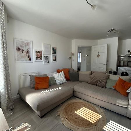 Modern 2 Bed Apartment With Free Parking And Netflix Dawley Exteriér fotografie