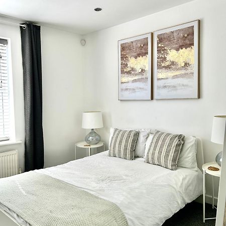 Modern 2 Bed Apartment With Free Parking And Netflix Dawley Exteriér fotografie