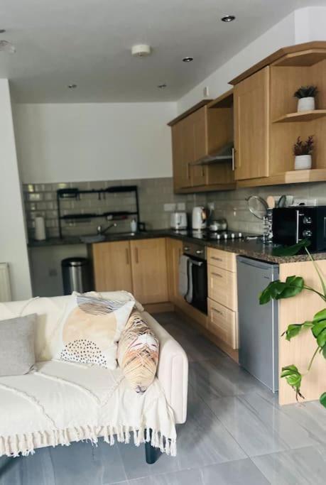 Modern 2 Bed Apartment With Free Parking And Netflix Dawley Exteriér fotografie