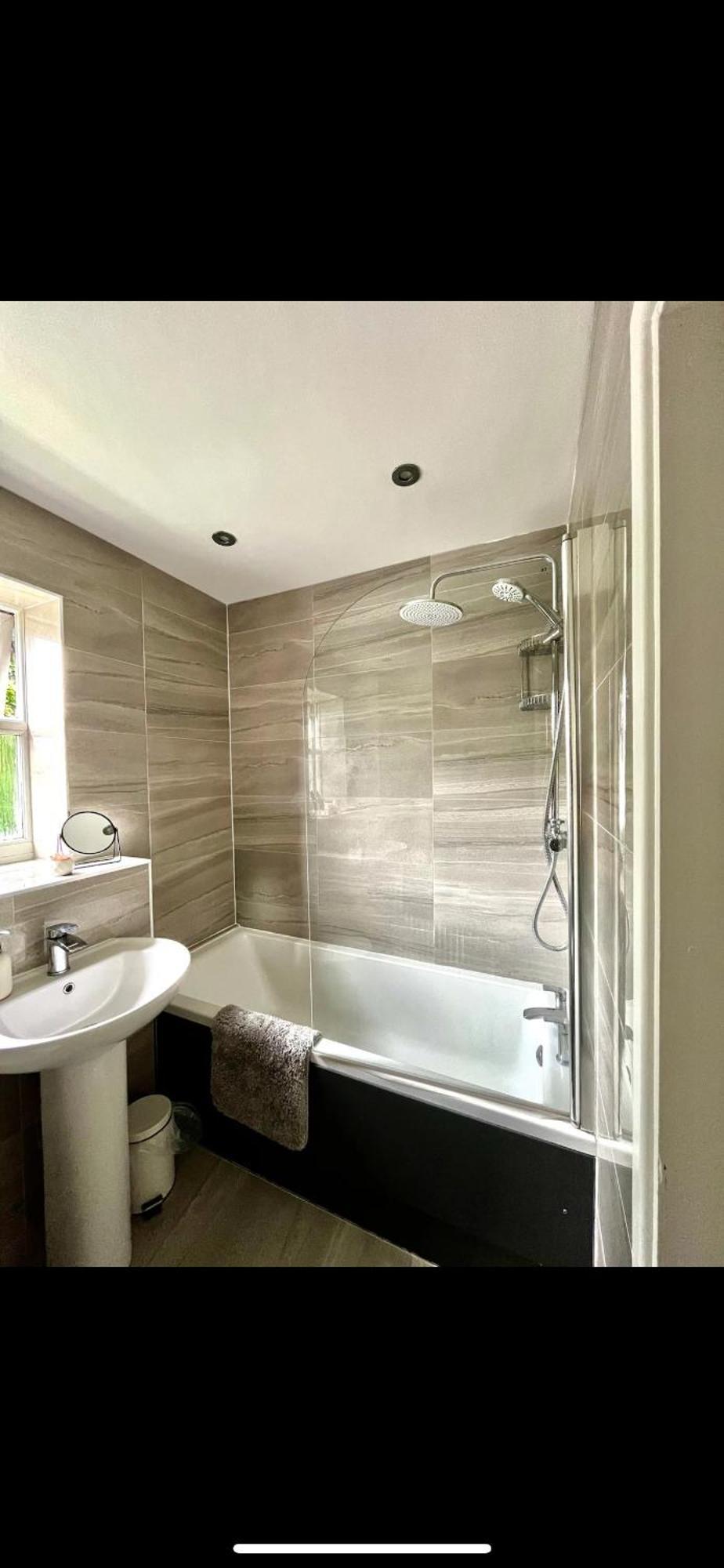 Modern 2 Bed Apartment With Free Parking And Netflix Dawley Exteriér fotografie