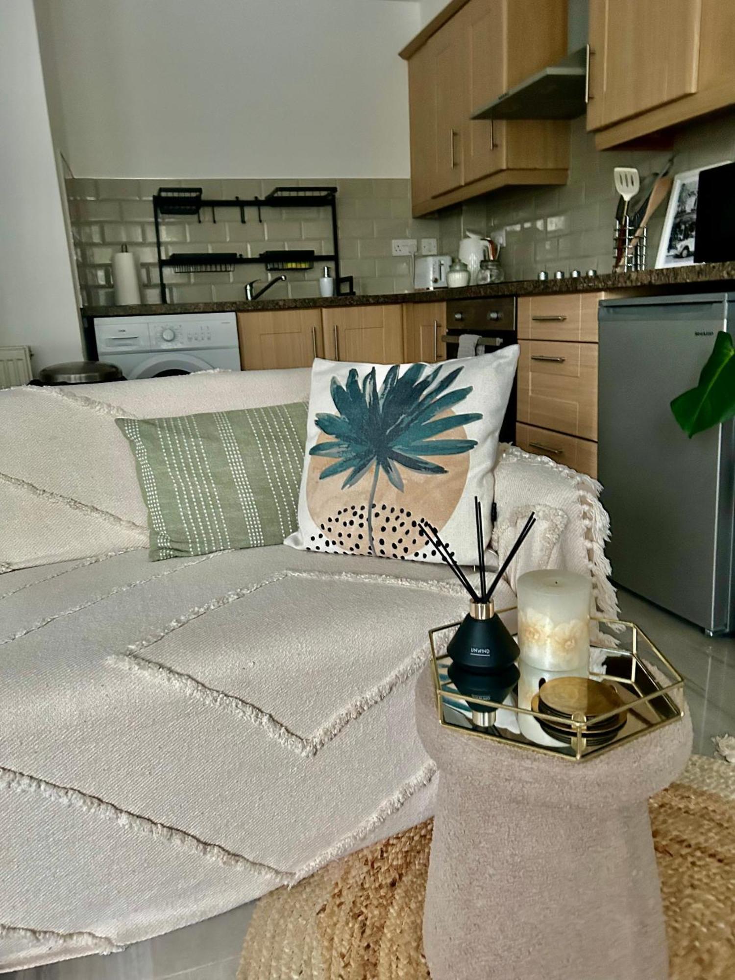 Modern 2 Bed Apartment With Free Parking And Netflix Dawley Exteriér fotografie