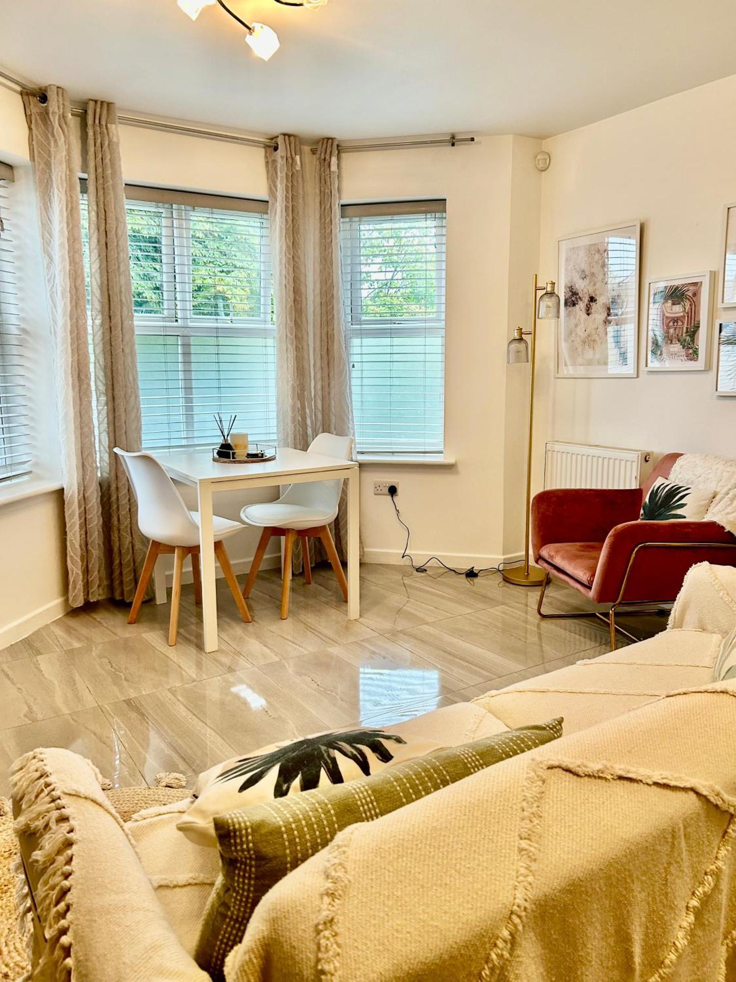 Modern 2 Bed Apartment With Free Parking And Netflix Dawley Exteriér fotografie