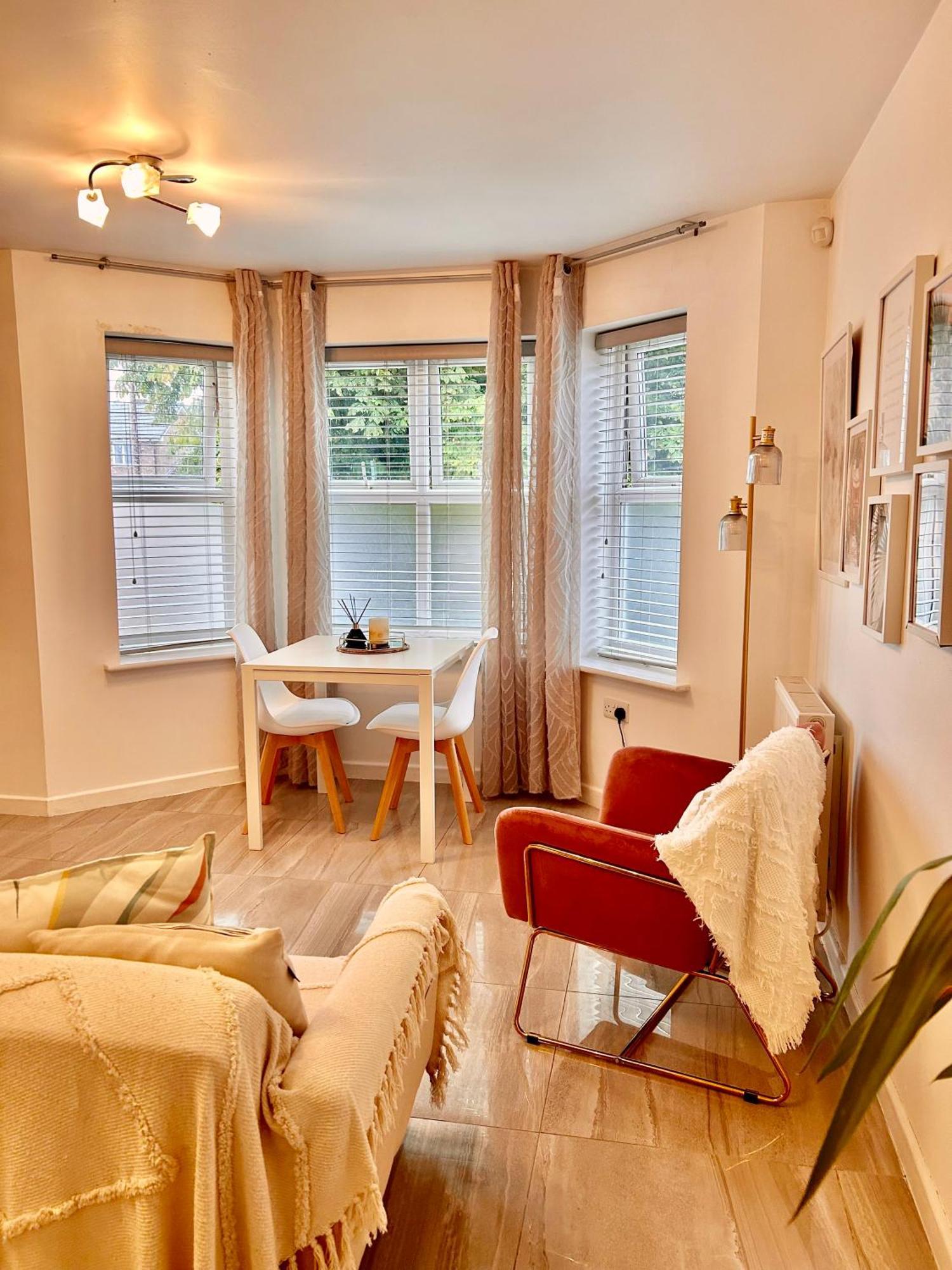 Modern 2 Bed Apartment With Free Parking And Netflix Dawley Exteriér fotografie