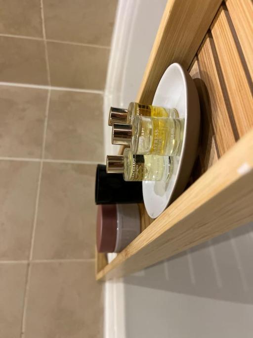 Modern 2 Bed Apartment With Free Parking And Netflix Dawley Exteriér fotografie