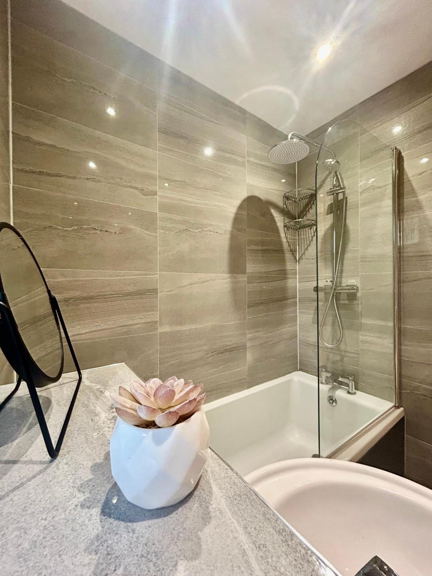 Modern 2 Bed Apartment With Free Parking And Netflix Dawley Exteriér fotografie
