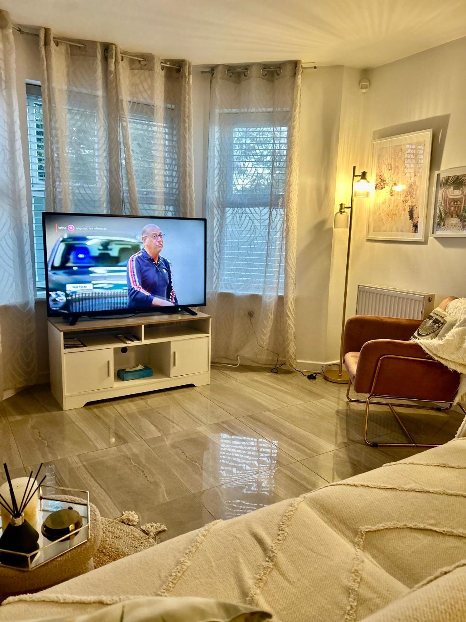 Modern 2 Bed Apartment With Free Parking And Netflix Dawley Exteriér fotografie