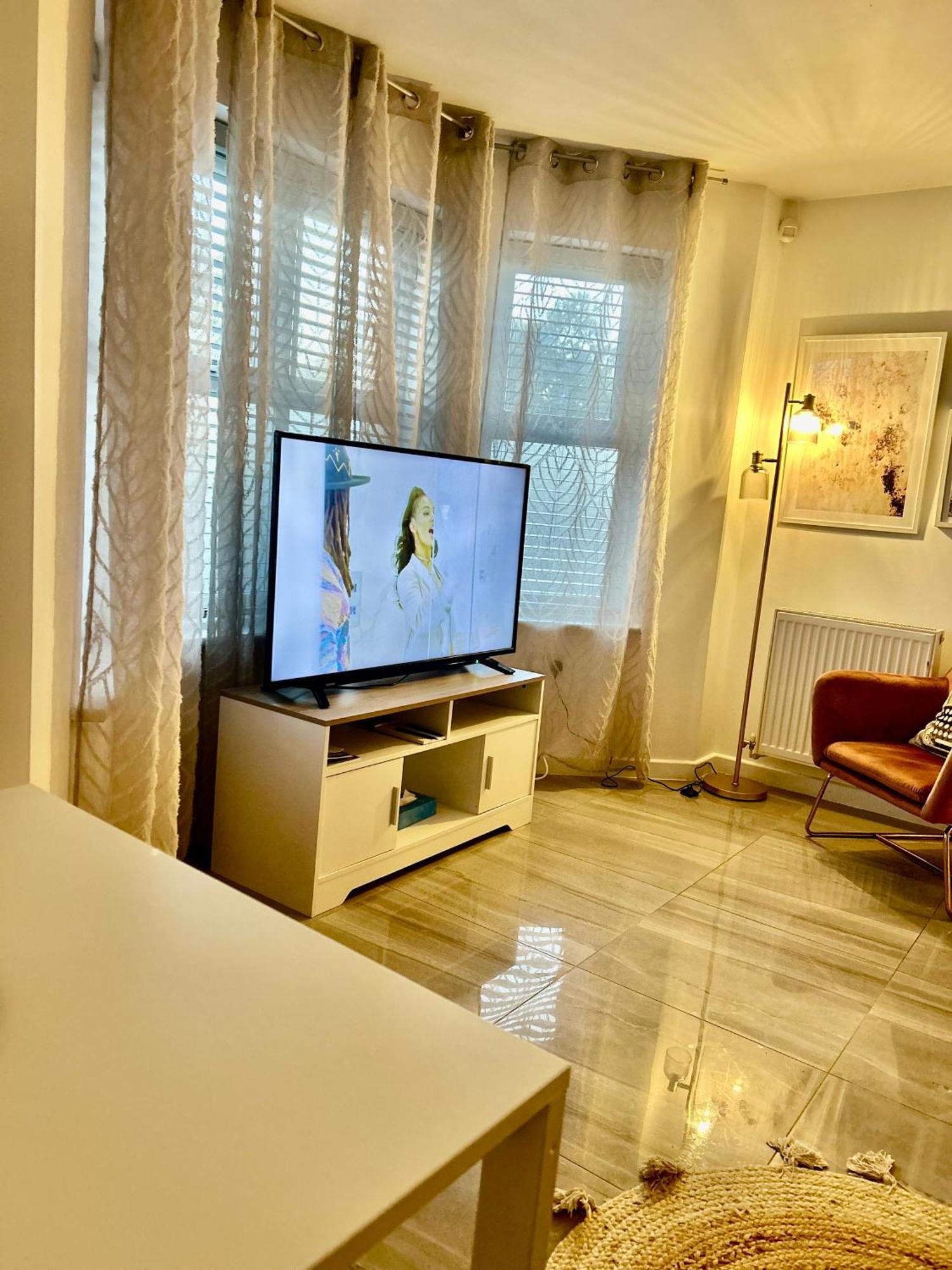 Modern 2 Bed Apartment With Free Parking And Netflix Dawley Exteriér fotografie