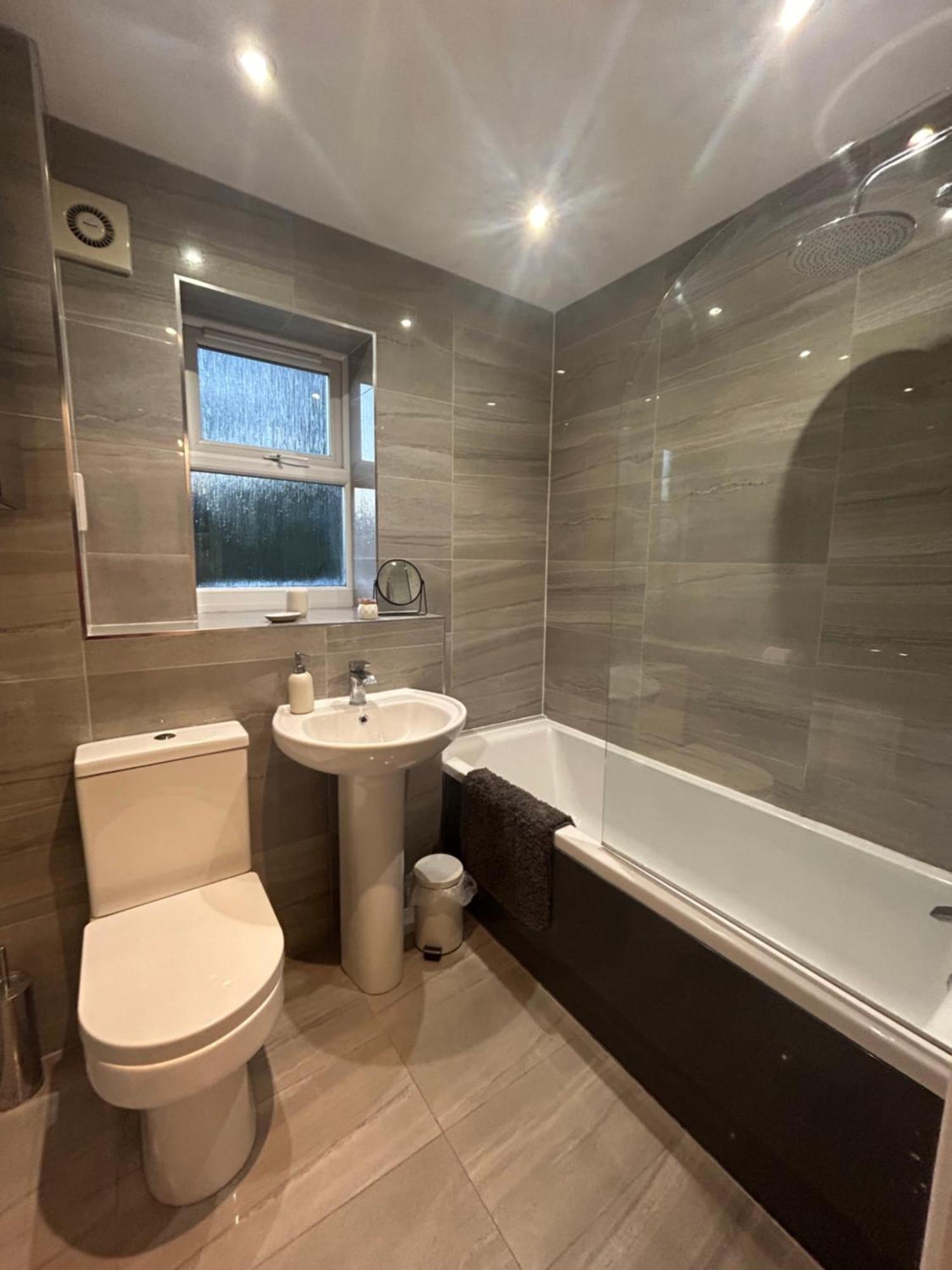 Modern 2 Bed Apartment With Free Parking And Netflix Dawley Exteriér fotografie