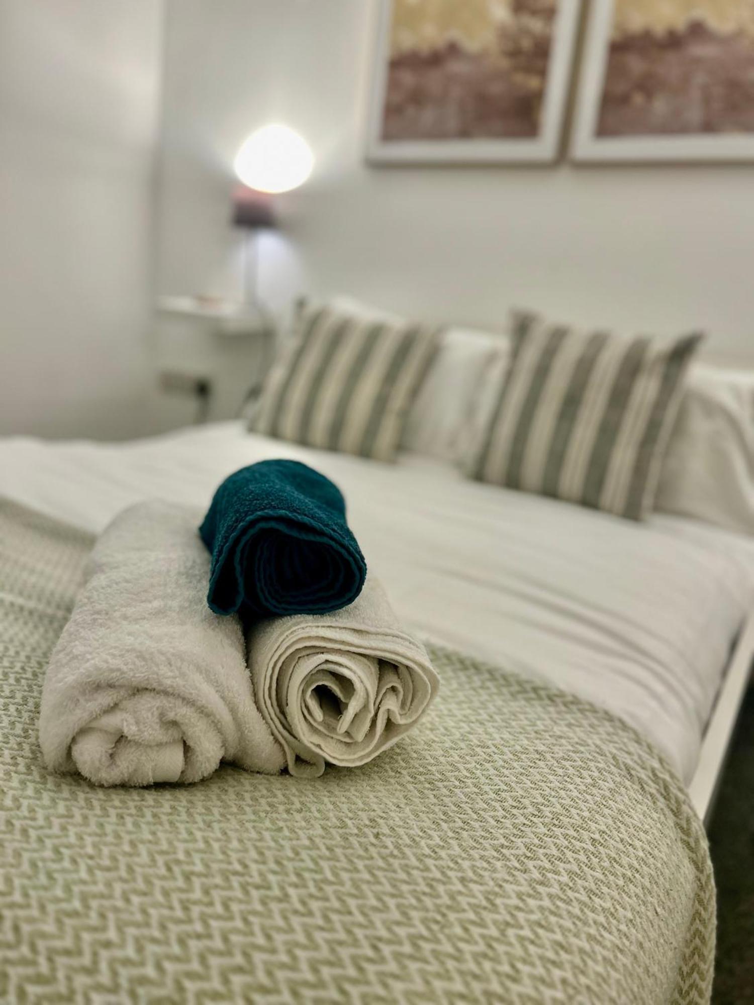 Modern 2 Bed Apartment With Free Parking And Netflix Dawley Exteriér fotografie