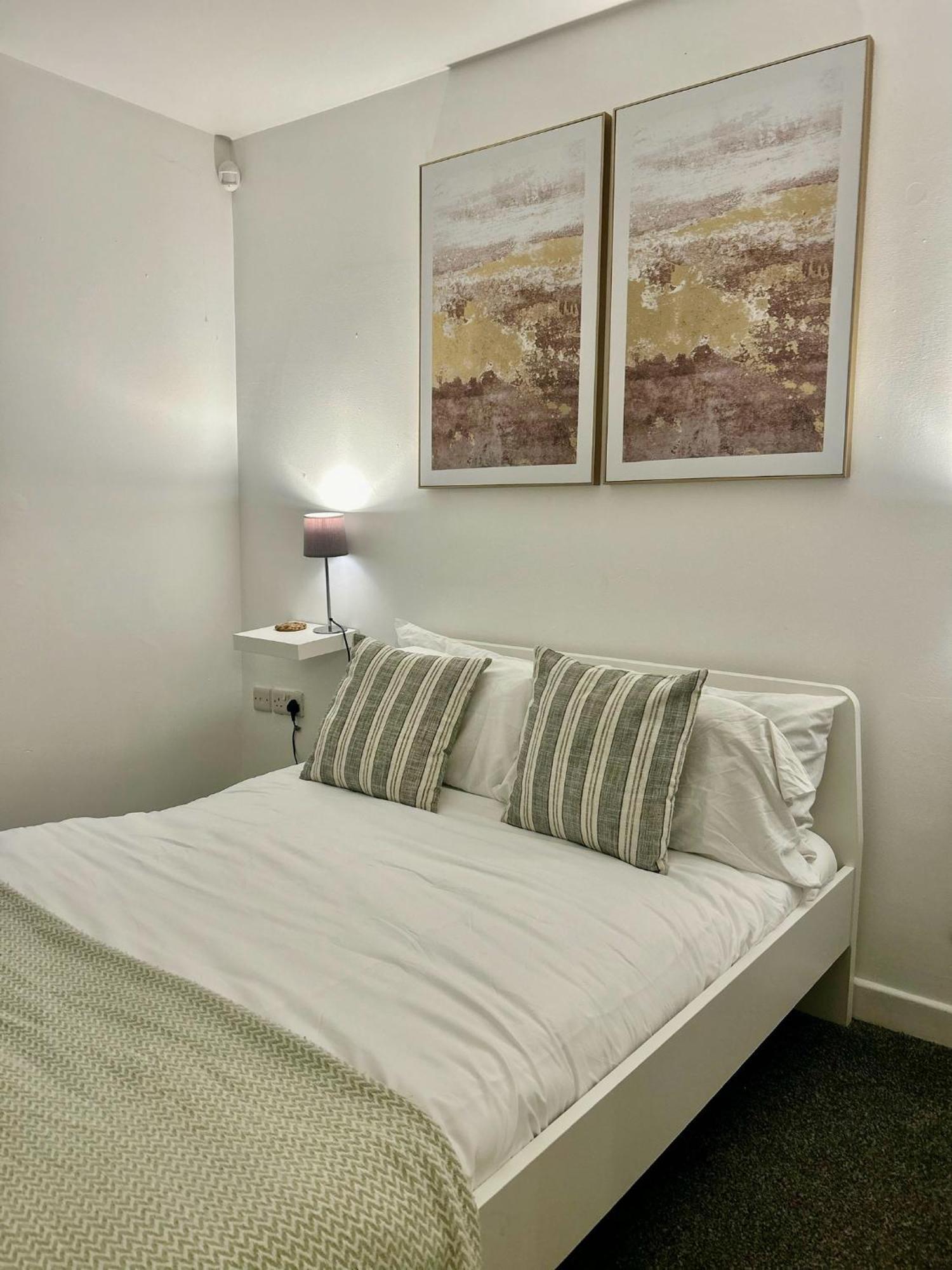 Modern 2 Bed Apartment With Free Parking And Netflix Dawley Exteriér fotografie