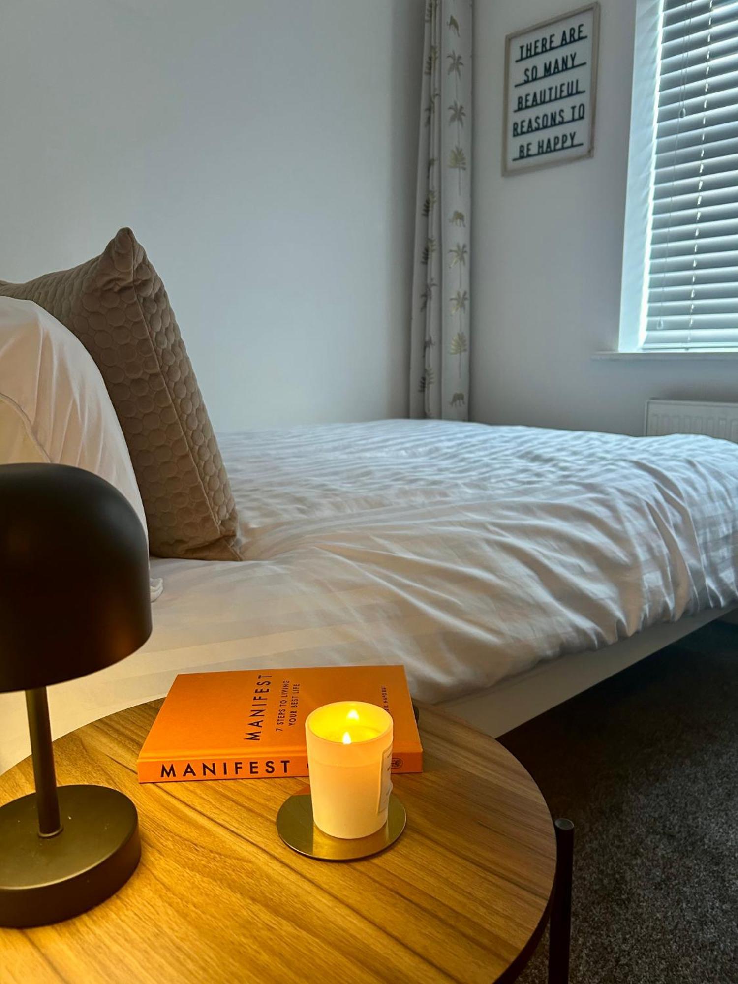 Modern 2 Bed Apartment With Free Parking And Netflix Dawley Exteriér fotografie