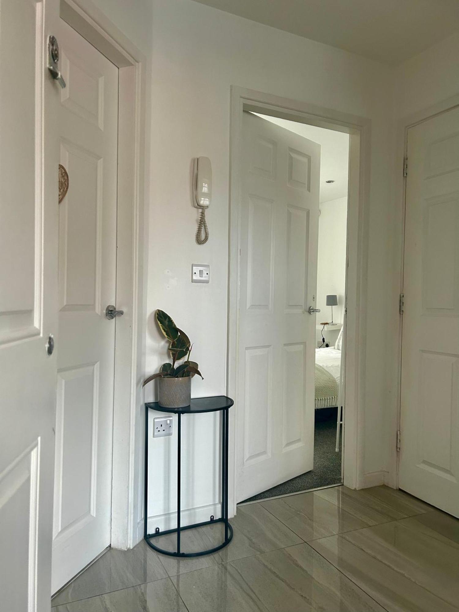 Modern 2 Bed Apartment With Free Parking And Netflix Dawley Exteriér fotografie