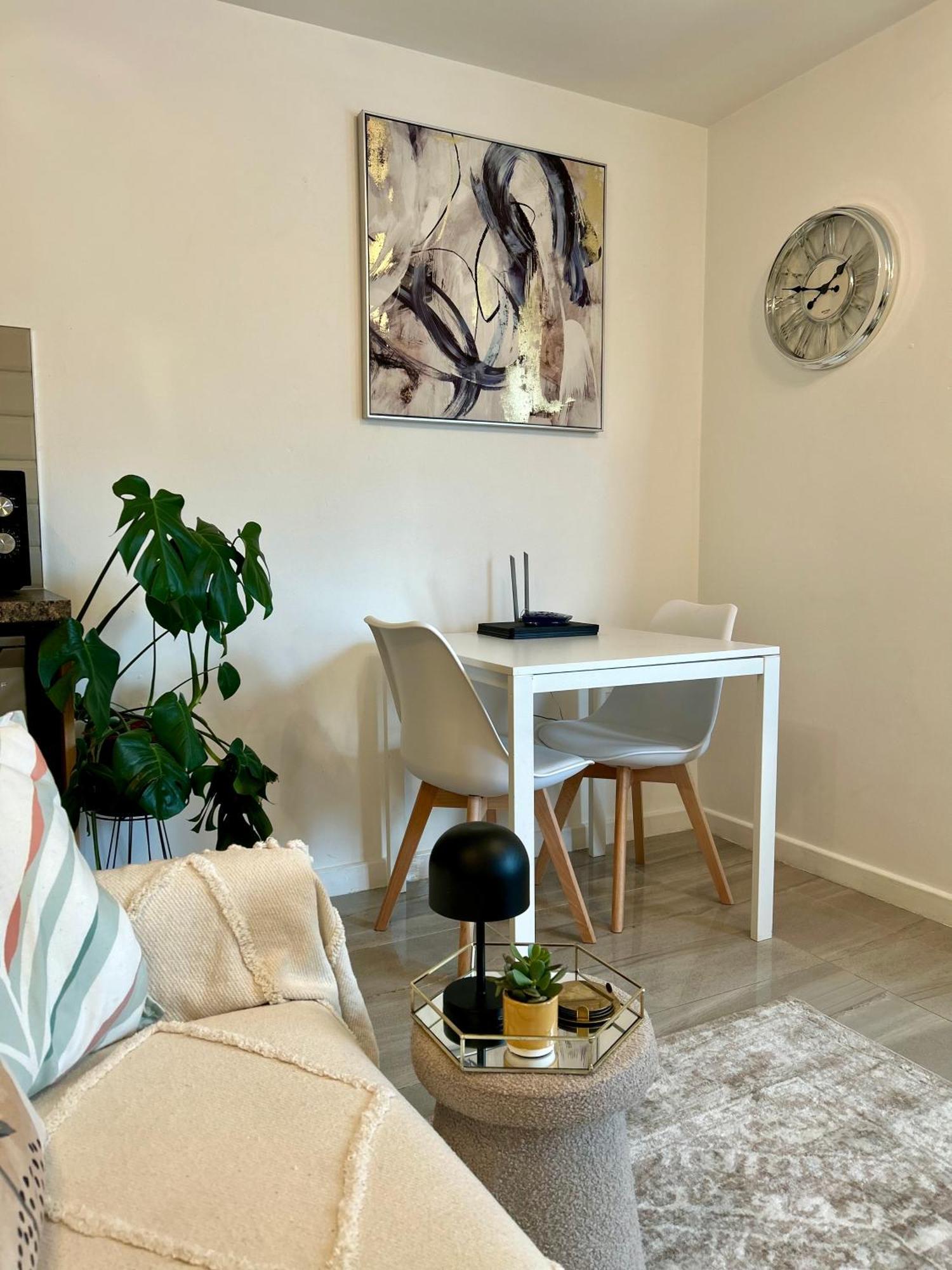 Modern 2 Bed Apartment With Free Parking And Netflix Dawley Exteriér fotografie