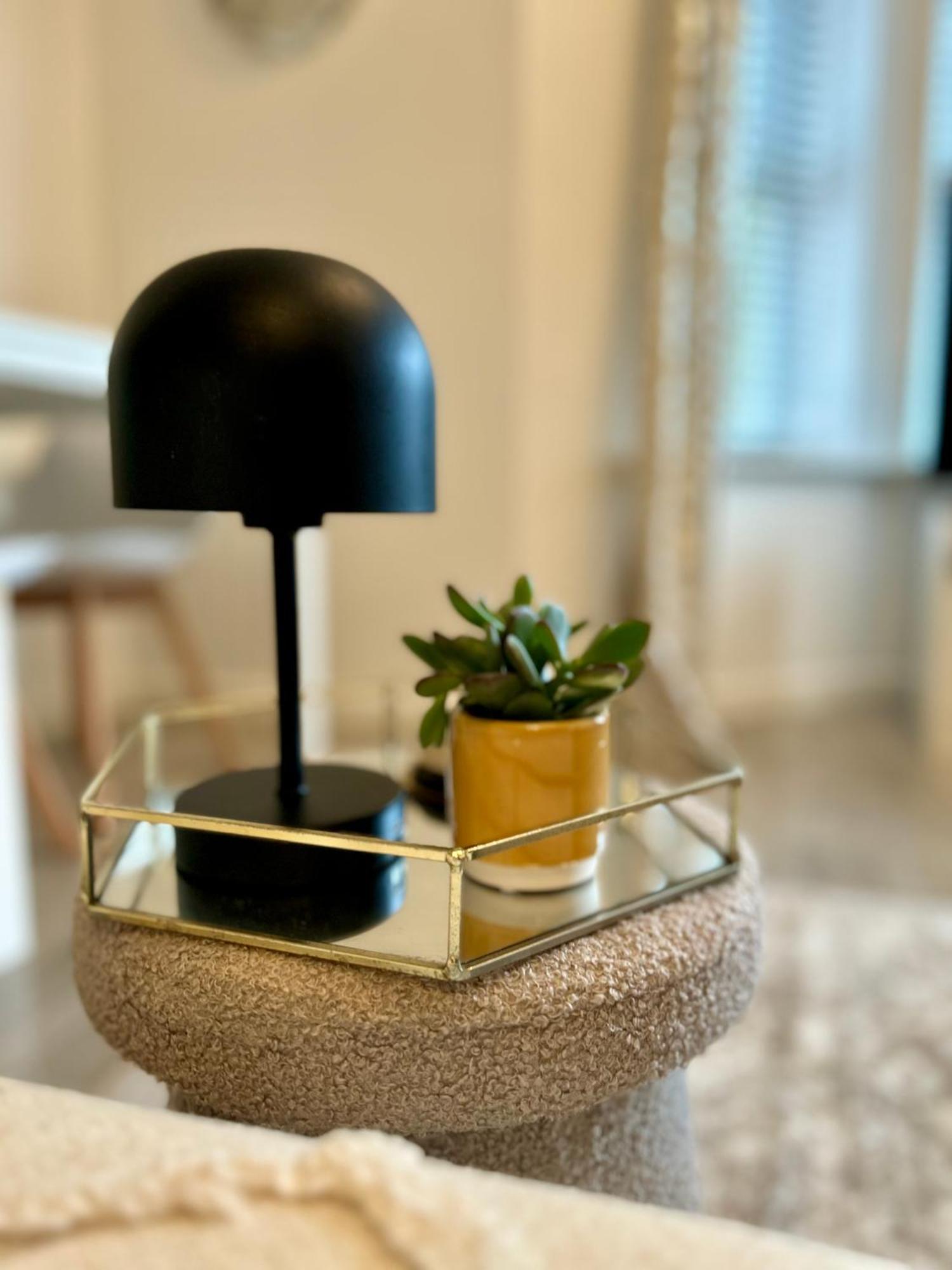 Modern 2 Bed Apartment With Free Parking And Netflix Dawley Exteriér fotografie
