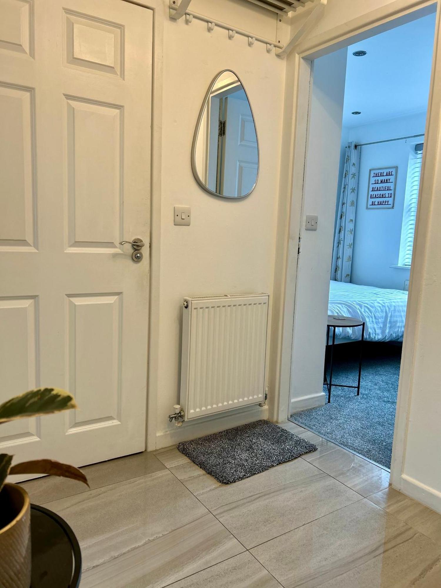Modern 2 Bed Apartment With Free Parking And Netflix Dawley Exteriér fotografie