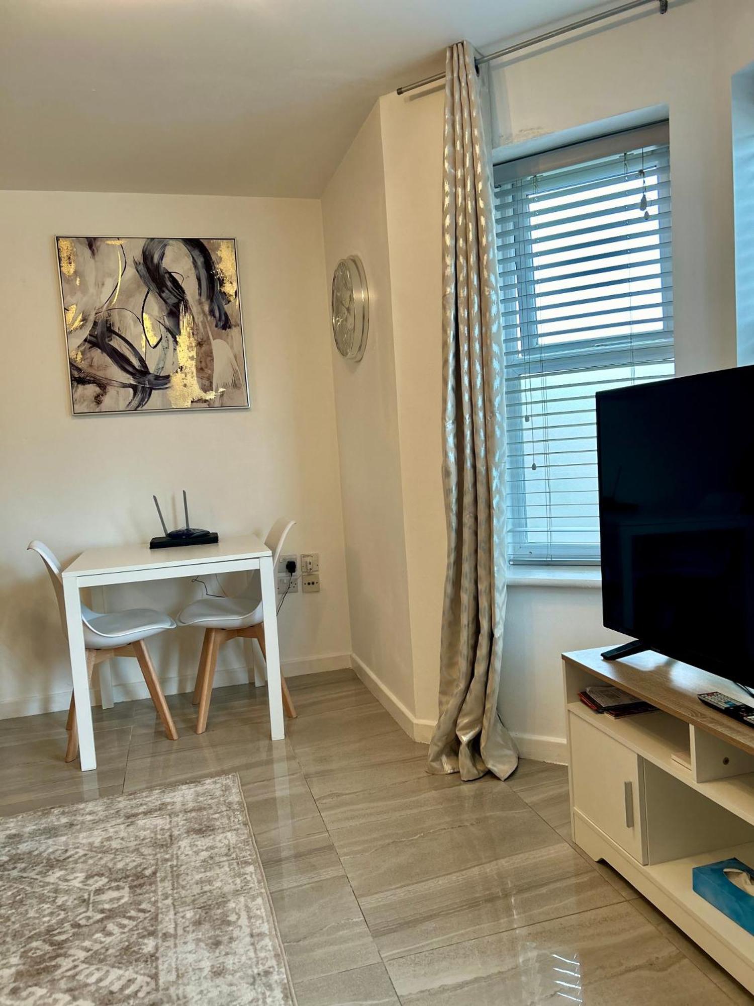 Modern 2 Bed Apartment With Free Parking And Netflix Dawley Exteriér fotografie