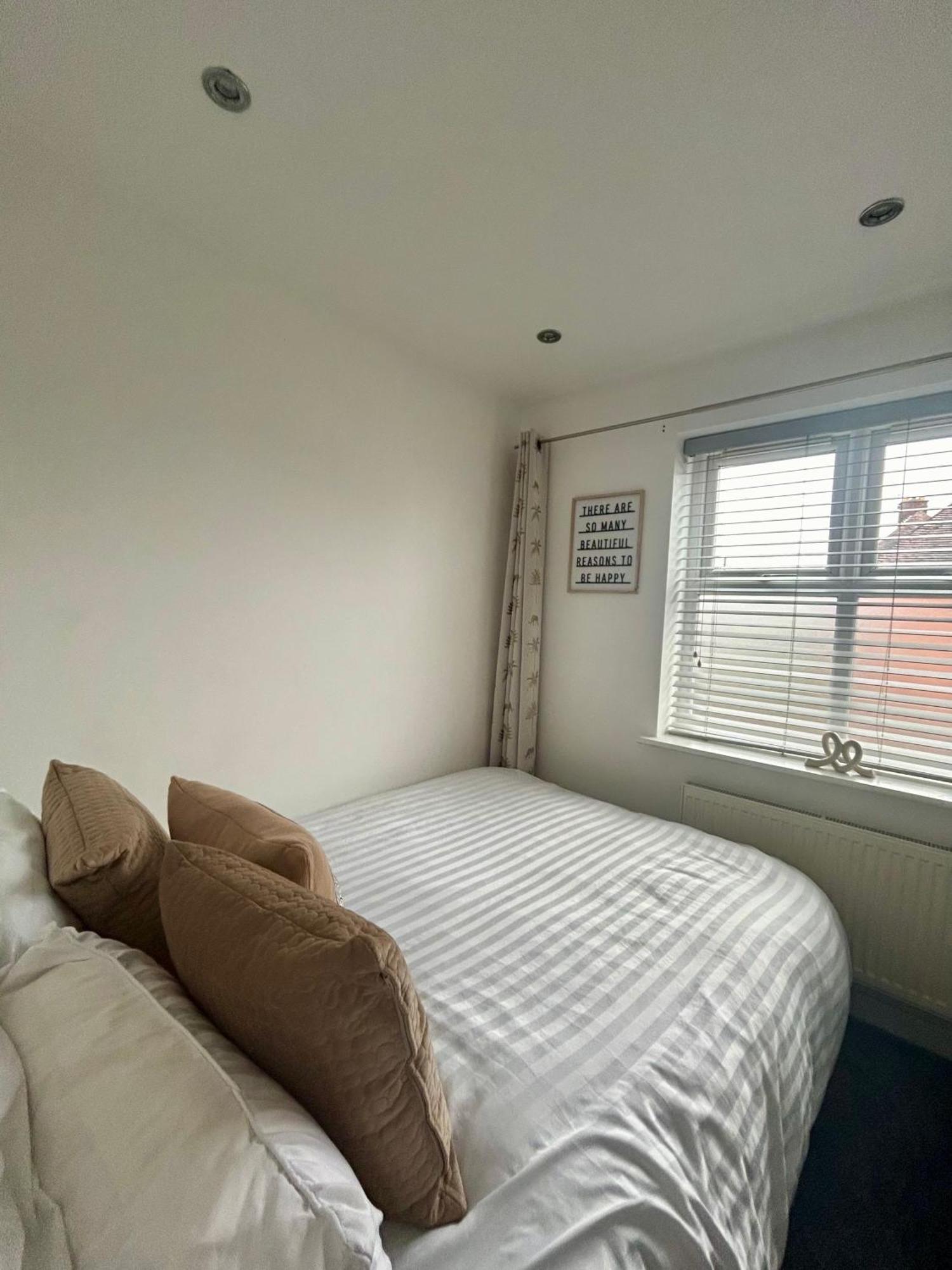 Modern 2 Bed Apartment With Free Parking And Netflix Dawley Exteriér fotografie