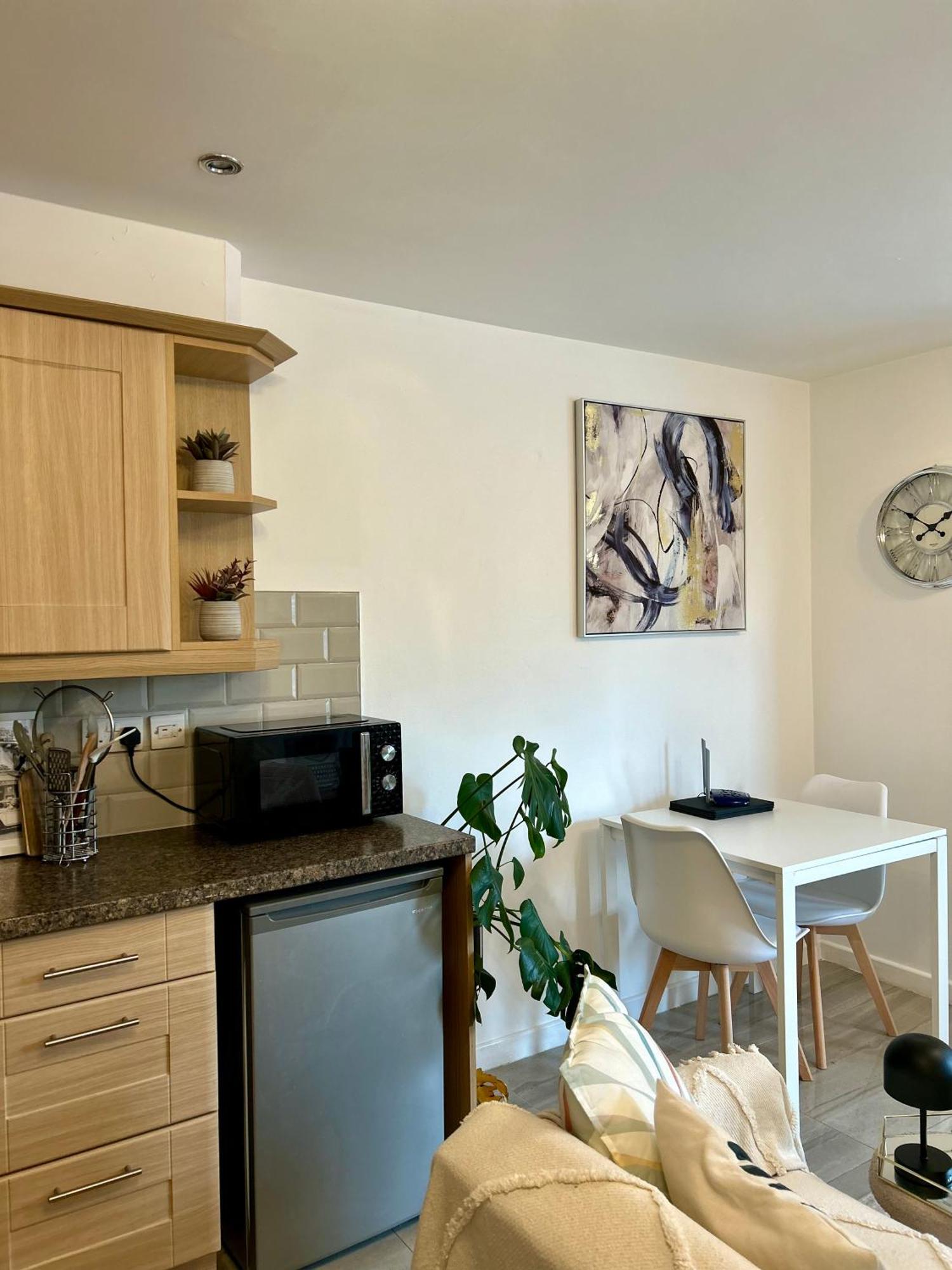 Modern 2 Bed Apartment With Free Parking And Netflix Dawley Exteriér fotografie