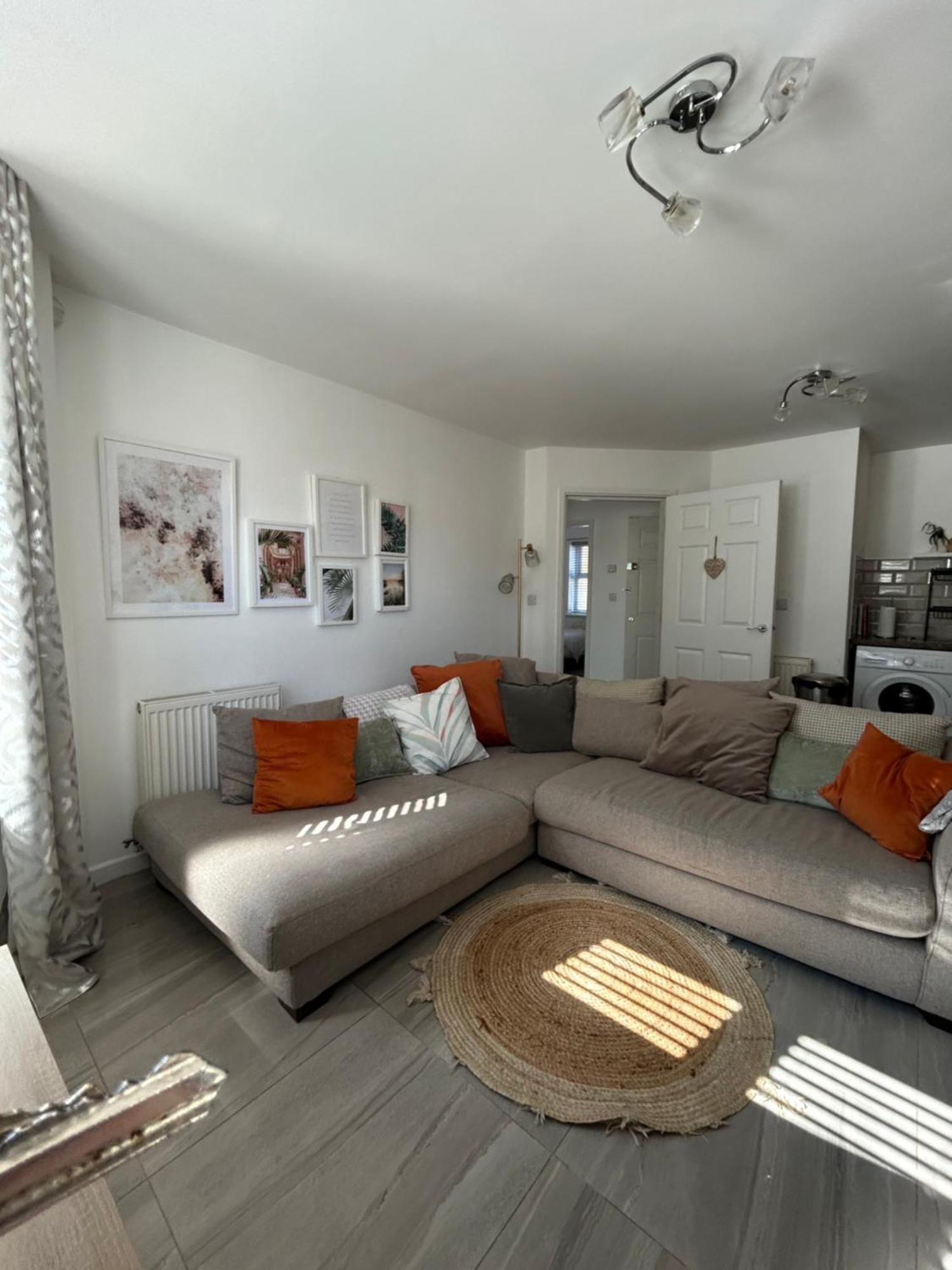 Modern 2 Bed Apartment With Free Parking And Netflix Dawley Exteriér fotografie