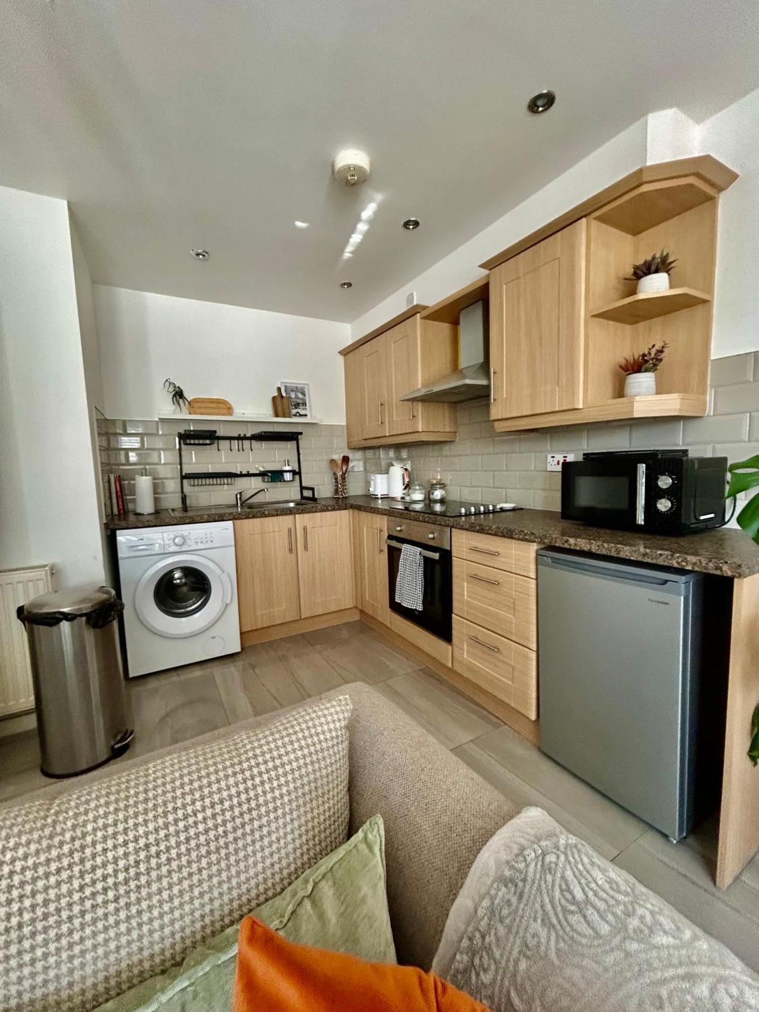 Modern 2 Bed Apartment With Free Parking And Netflix Dawley Exteriér fotografie