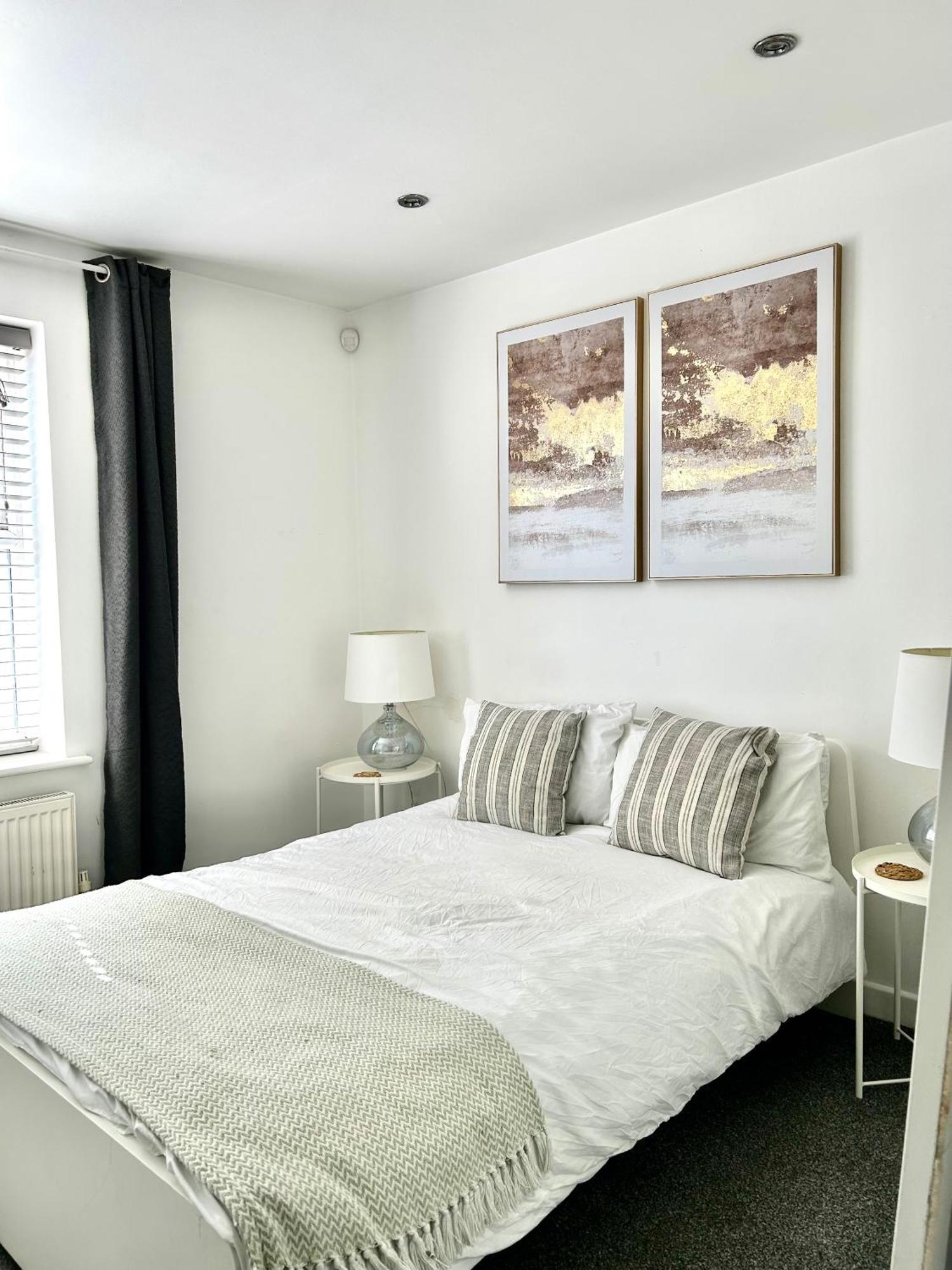 Modern 2 Bed Apartment With Free Parking And Netflix Dawley Exteriér fotografie