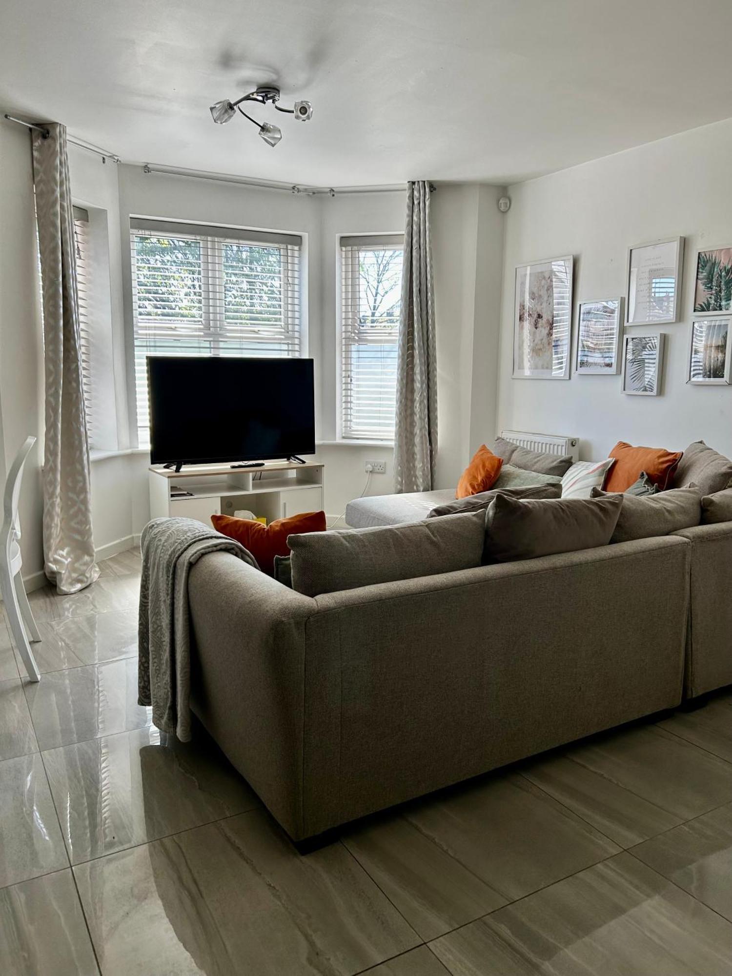 Modern 2 Bed Apartment With Free Parking And Netflix Dawley Exteriér fotografie